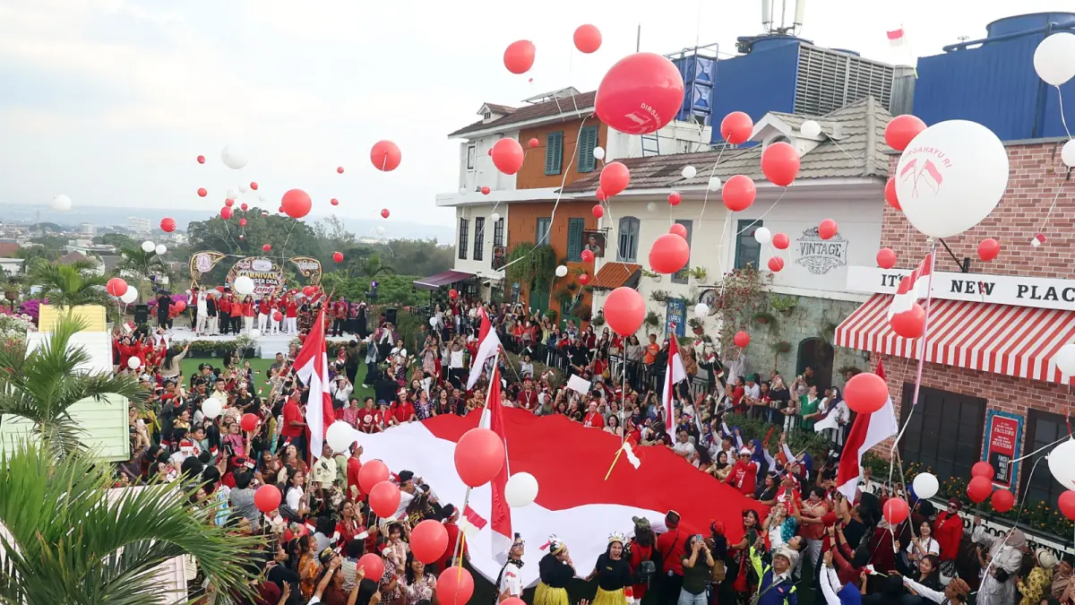 AGENDA TAHUNAN: Prosesi pengibaran bendera merah putih dari rooftop Malang Town Square (Matos) diiringi pelepasan balon oleh para pengunjung, kemarin sore.