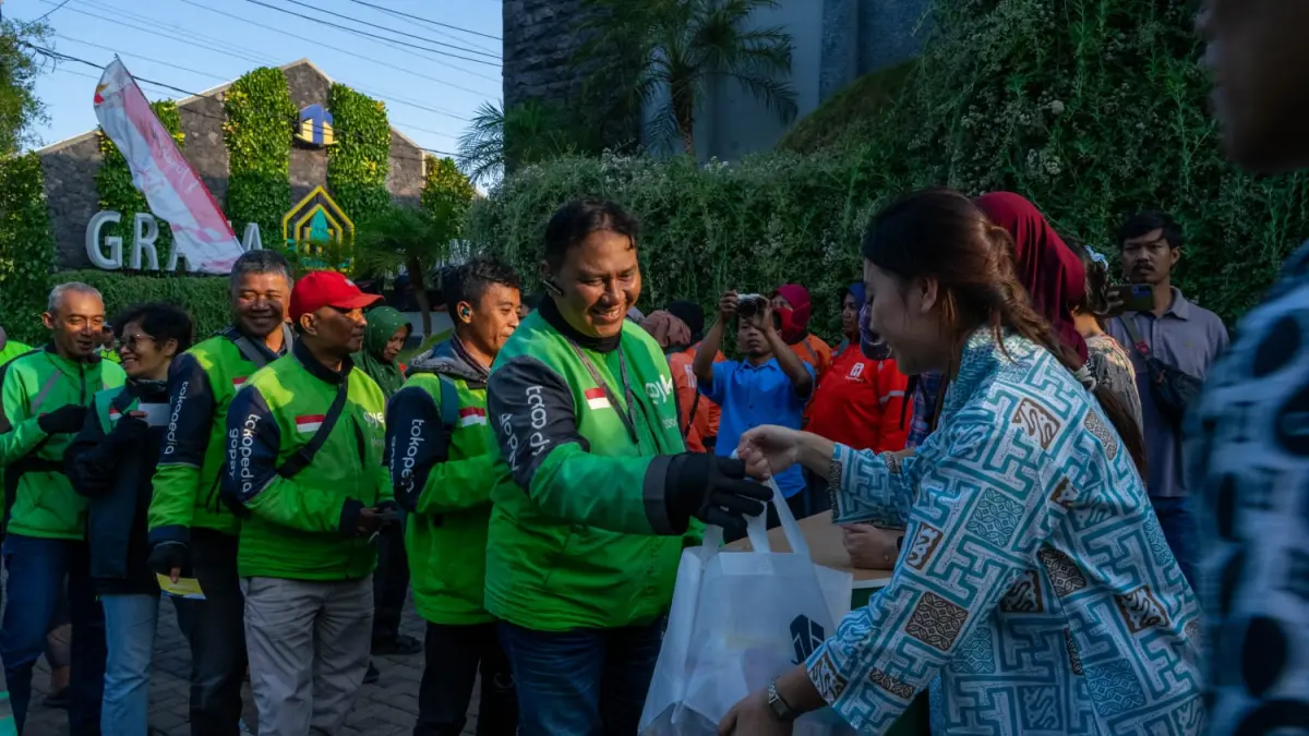 BERBAGI: Tomoland membagikan sembako kepada para driver ojek online (ojol).