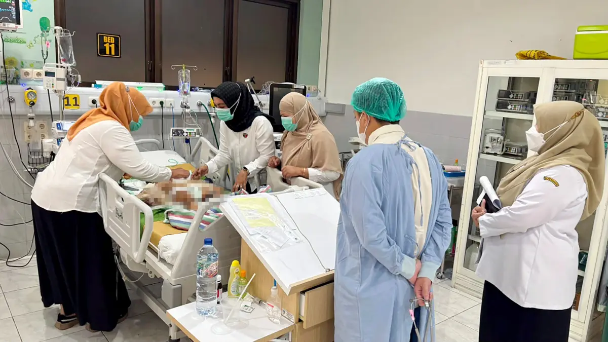 PELAKU DIAMANKAN: MDN, bocah usia tiga tahun yang jadi korban kekerasan dirawat intensif di Pediatric Intensive Care Unit (PICU) RSUD dr Saiful Anwar (RSSA) Malang sejak Jumat lalu (28/8).