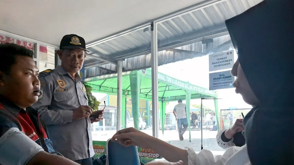 RUTIN: Salah satu sopir menjalani cek kesehatan yang digelar Terminal Tipe A (TTA) Arjosari, kemarin.&nbsp;