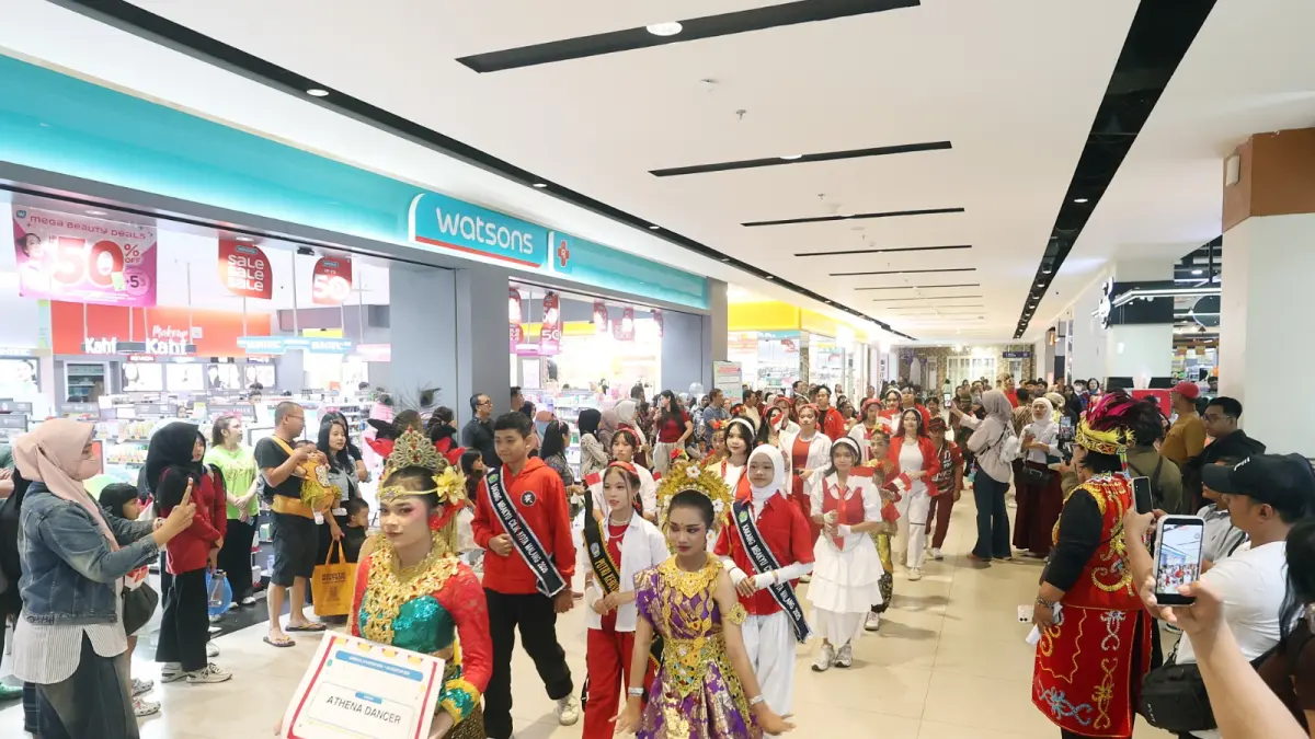 SITA PERHATIAN PENGUNJUNG: Parade Kemerdekaan RI diikuti lintas sektor. Dimulai dari basement sampai rooftop.&nbsp;