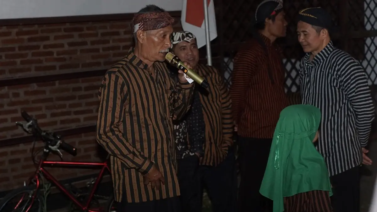 Warga RW 17 Perumahan BTU mengenakan pakaian serba lawas
