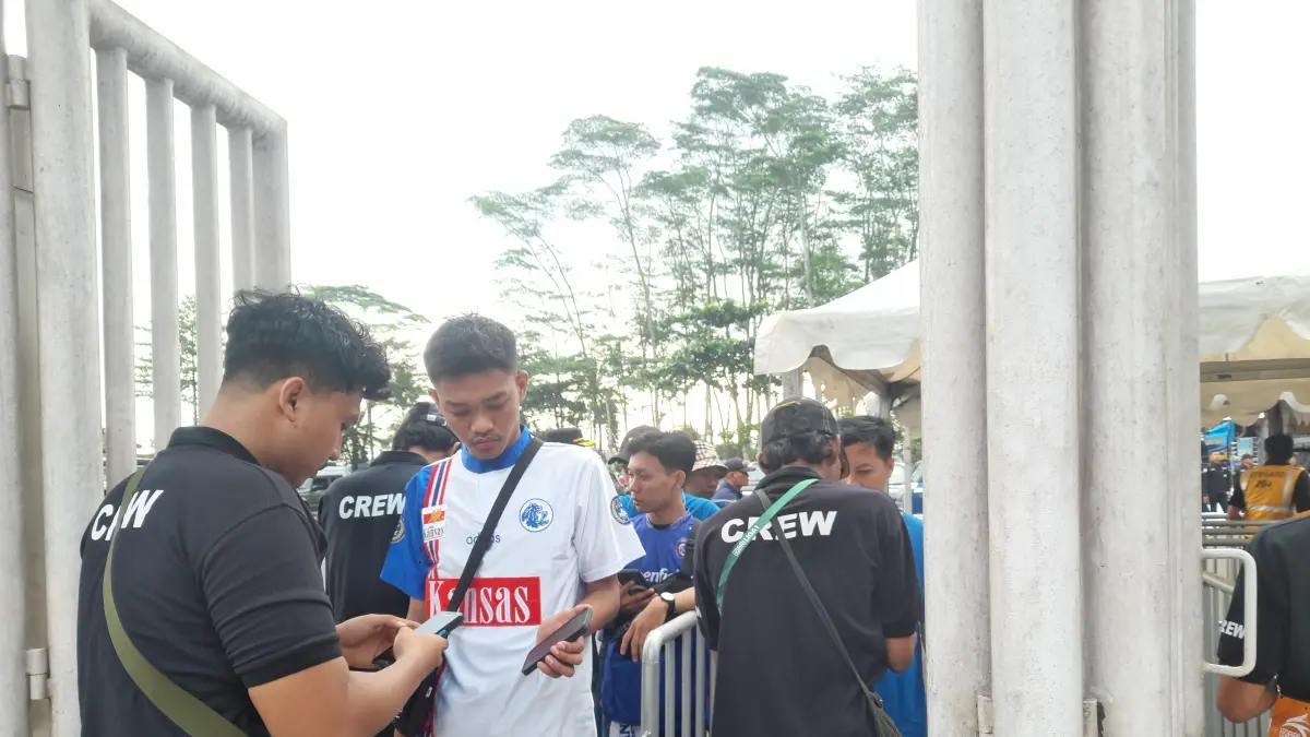 ANTUSIAS: Aremania sedang menunjukkan tiket online saat datang ke pertandingan kandang Arema FC di Stadion Kanjuruhan, Kabupaten Malang, Januari lalu. Foto: Muhammad Affan Fauzan/Radar Malang