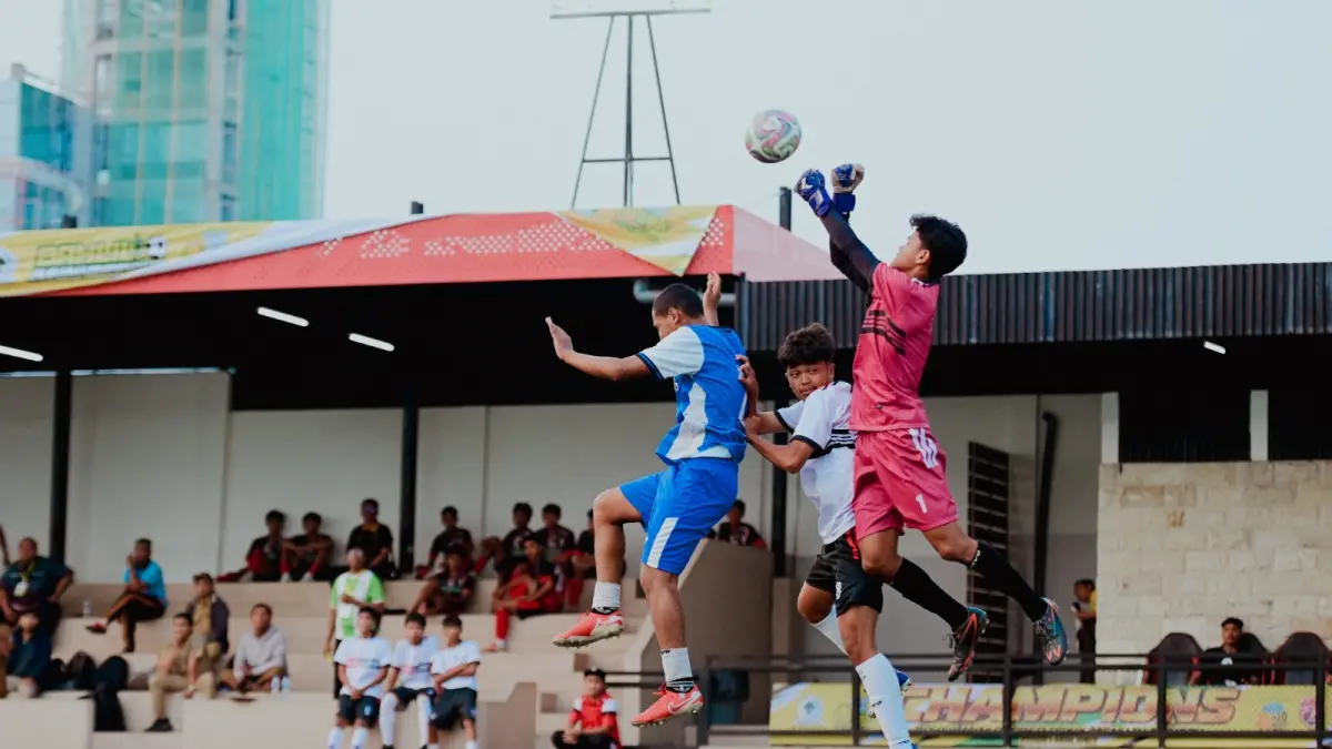 BERJIBAKU:&nbsp;
Kiper SMA Brantas (kanan) berusaha menghalau bola dari sepakan pemain SMAN 1 Gondanglegi di USC, Kecamatan Singosari, sore tadi (1/9)
