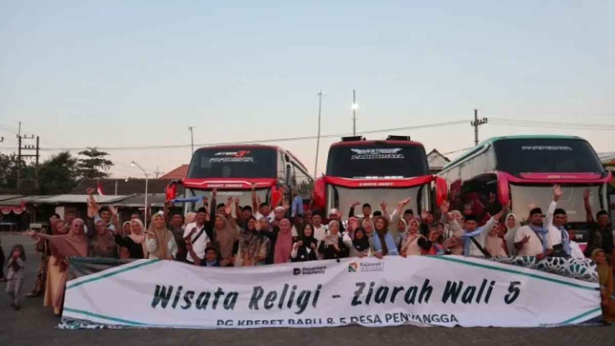 BERSAMA: Kegiatan Wisata Religi Ziarah Wali Lima yang digelar PG Krebet Baru, Sabtu (29/8). 