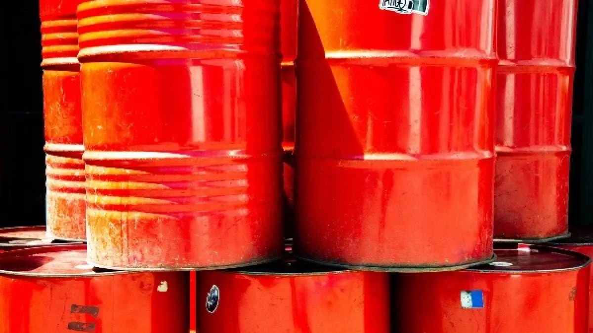 Drum minyak berwarna merah. (Sumber: pexels)