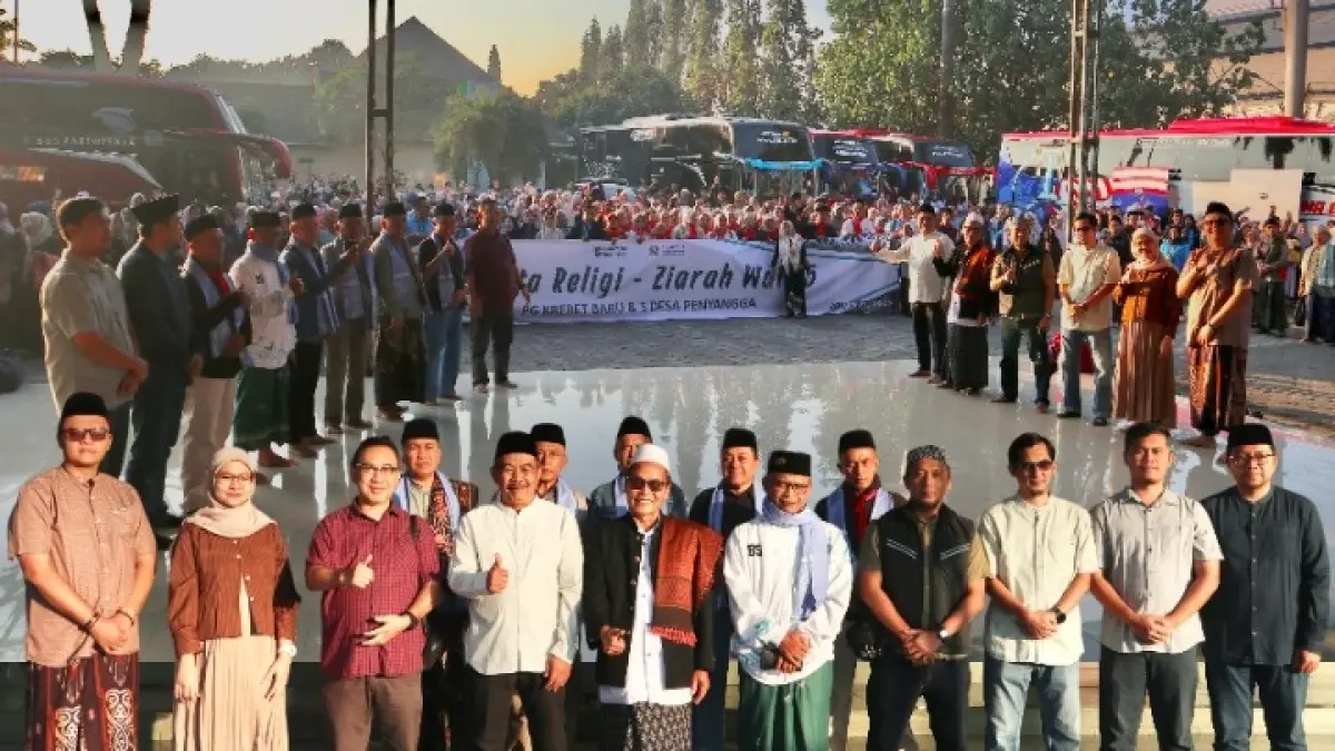 KOMPAK: kegiatan Wisata Religi Ziarah Wali Lima yang digelar PG Krebet Baru, Sabtu (29/8). 
