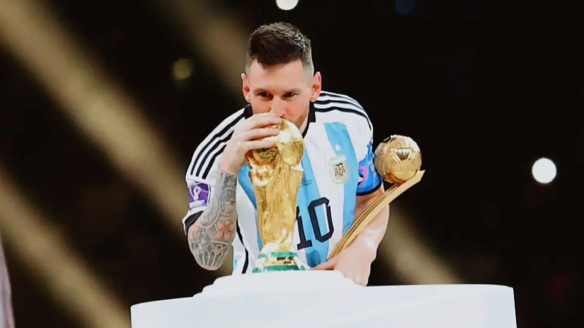 Lionel Messi mencium trofi Piala Dunia 2026. Sumber: IG Lionel Messi @leomessi