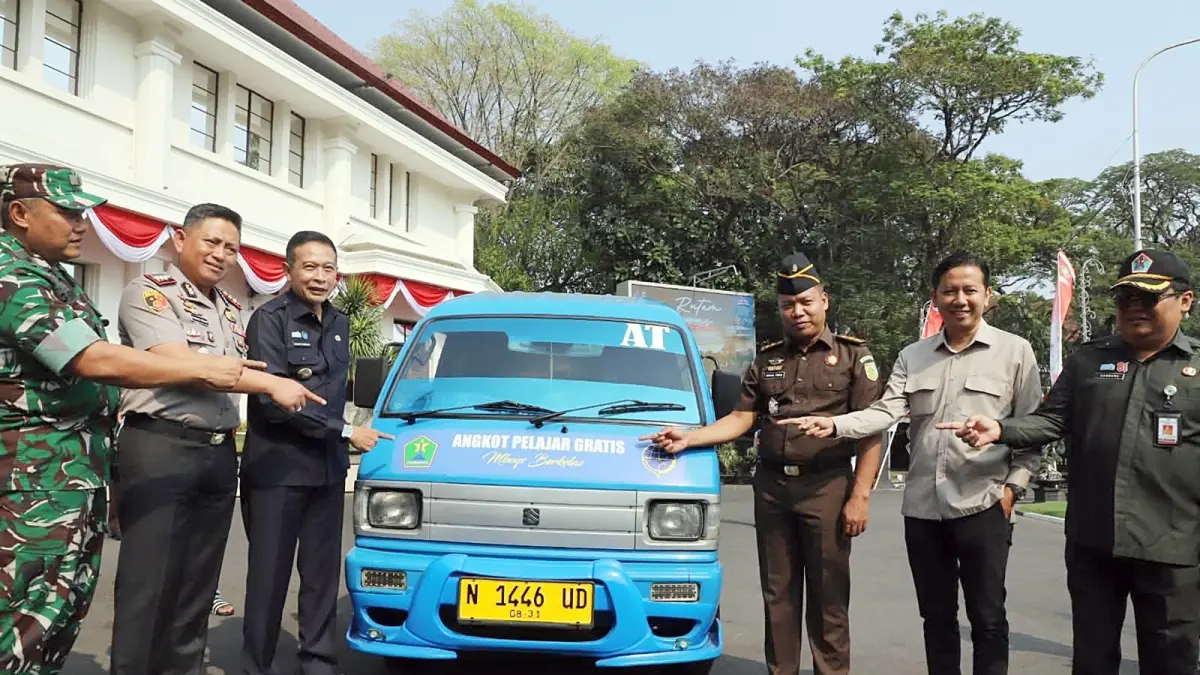 Peluncuran program angkutan pelajar gratis di halaman Balai Kota Malang (Darmono/Radar Malang)