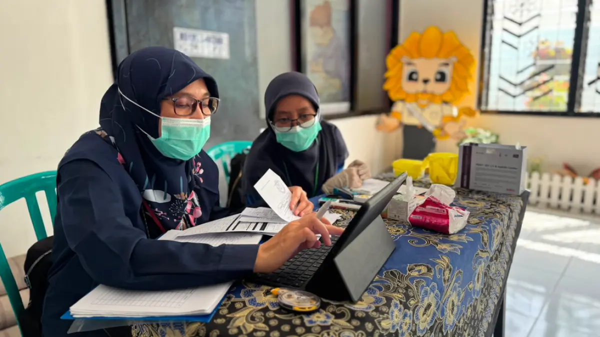 PEMERIKSAAN VCT: Petugas kesehatan Puskesmas Arjuno bersama Poliklinik LPP Kelas IIA Malang melakukan pemeriksaan Voluntary Counseling and Testing (VCT) bagi warga binaan baru. (HUMAS LPP FOR RADAR MALANG)