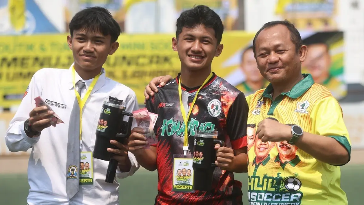 Sekjen DPP Partai Golkar Sarmuji (kanan) bersama pemain (Darmono/Radar Malang)