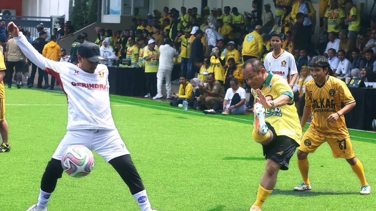 Sekjen DPP Partai Golkar Sarmuji menendang bola saat eksibisi melawan tim dari Partai Gerindra (Darmono/Radar Malang)
