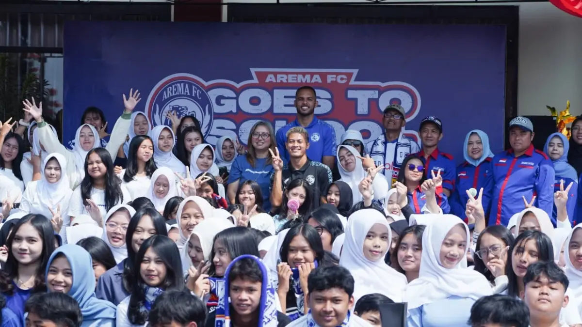 SEMANGAT: Chief Business and Commercial Officer (CBO) Irma Prianti, Careca dan Alfeandra Dewangga berfoto bersama dengan para siswa SMAN 1 Batu, Senin lalu (31/8).Foto: MO Arema FC for Radar Malang