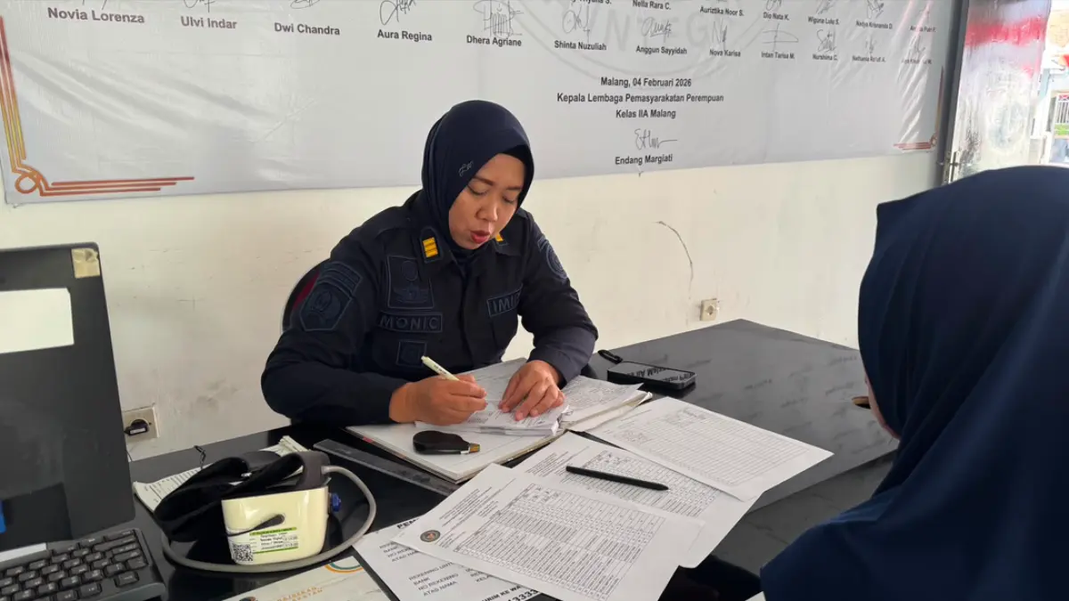 SKRINING KESEHATAN: Petugas Poliklinik LPP Kelas IIA Malang melakukan pendataan dan konseling kepada warga binaan baru sebelum pelaksanaan Voluntary Counseling and Testing (VCT). (HUMAS LPP FOR RADAR MALANG)