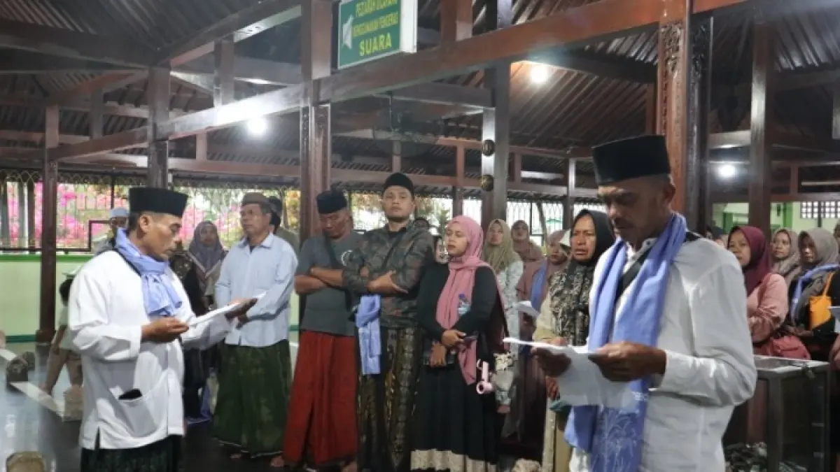 TERTIB: Rombongan dalam kegiatan Wisata Religi Ziarah Wali Lima yang digelar PG Krebet Baru.