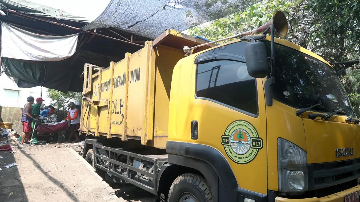 Truk pengangkut sampah milik DLH Kota Malang siaga di TPS Madyopuro (Darmono/Radar Malang)