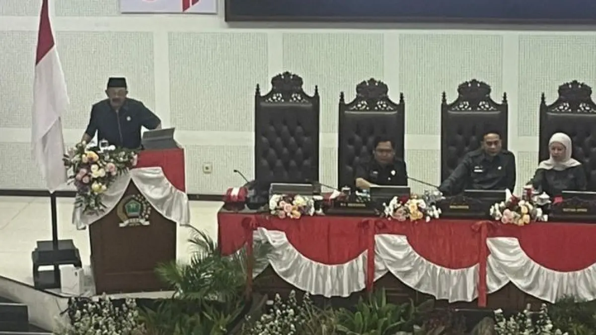 Anggota DPRD Kota Malang Arief Wahyudi menyampaikan pandangan umum fraksi PKB pada rapat paripurna hari ini. (Andika Satria Perdana/Radar Malang)