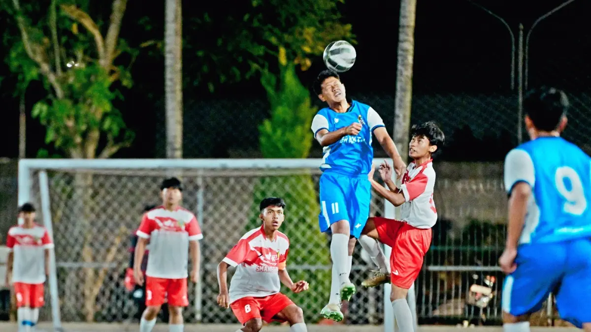 BEST PLAYER: Pemain SMK Brantas Reyvaldo Nur Rofi (dua dari kanan) melakukan duel udara dalam laga final Bahlil Mini Soccer Asyik Menuju Puncak Zona Malang Raya, Selasa lalu (1/9). (Iwan Setiawan for Radar Malang)