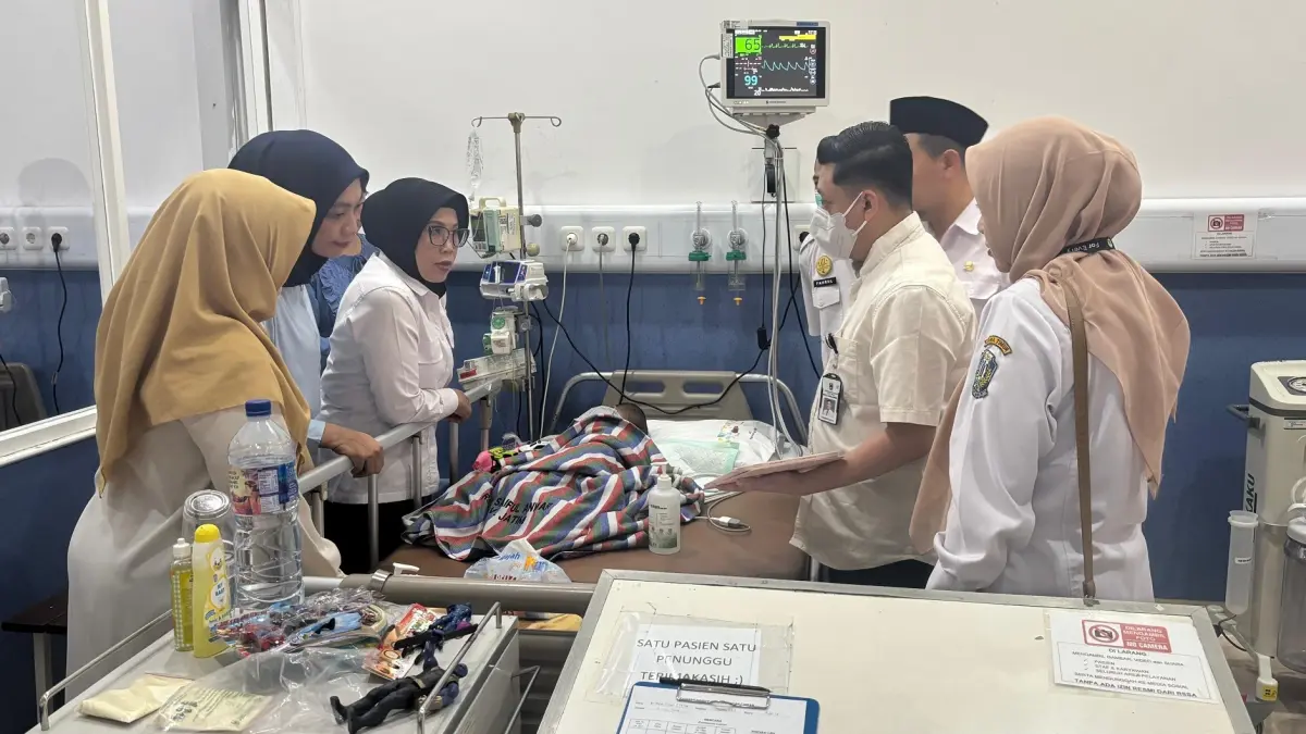 DAPAT PERHATIAN: Tim dokter RSUD Dr Saiful Anwar (RSSA) Malang mengecek kondisi MDN, bocah yang mendapat kekerasan dari ibunya, kemarin. (Polresta Malang Kota For Radar Malang)