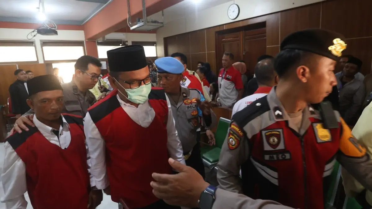 DITUNTUT SEUMUR HIDUP: Terdakwa pembunuh mahasiswi UMM Agus Muhamad Saleman dan Suyitno dikawal polisi setelah mengikuti sidang pembacaan nota pembelaan, kemarin sore. (Darmono/Radar Malang)