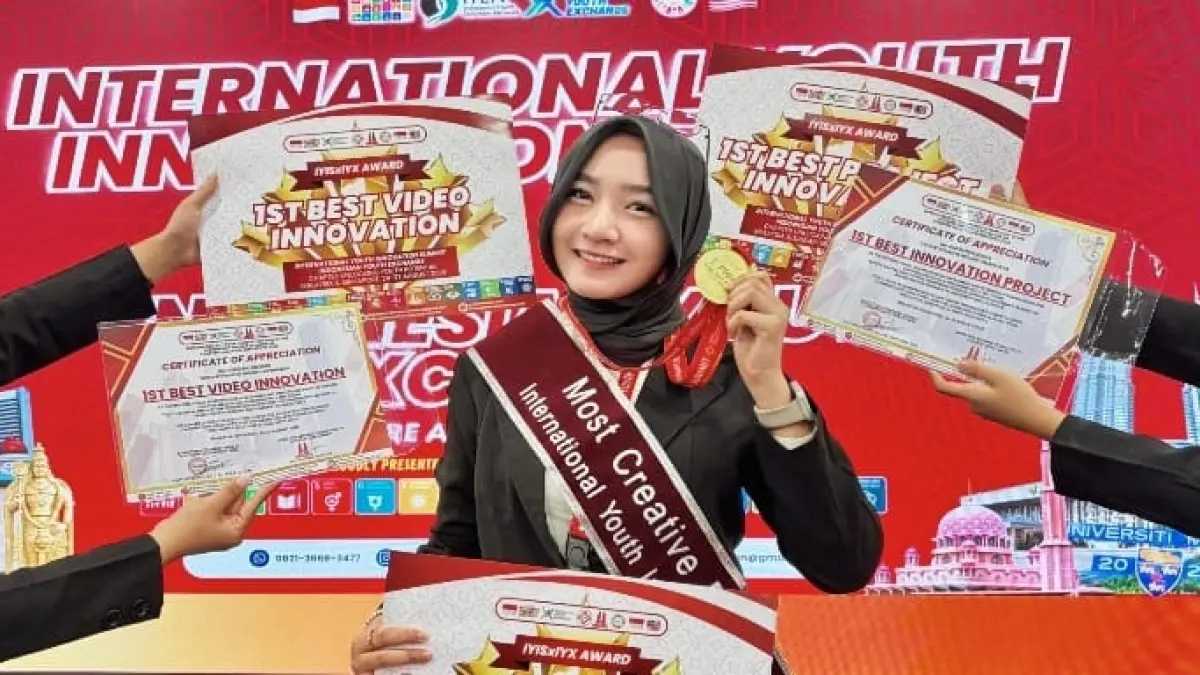 BIKIN BANGGA: Mahasiswa Program Studi Desain Grafis Fakultas Vokasi Universitas Brawijaya, Dinda Elvina Aurelia, meraih tiga penghargaan dalam ajang International Youth Innovation Summit #25 x Indonesian Youth Exchange #8 Chapter Malaysia-Singapore 2026.

