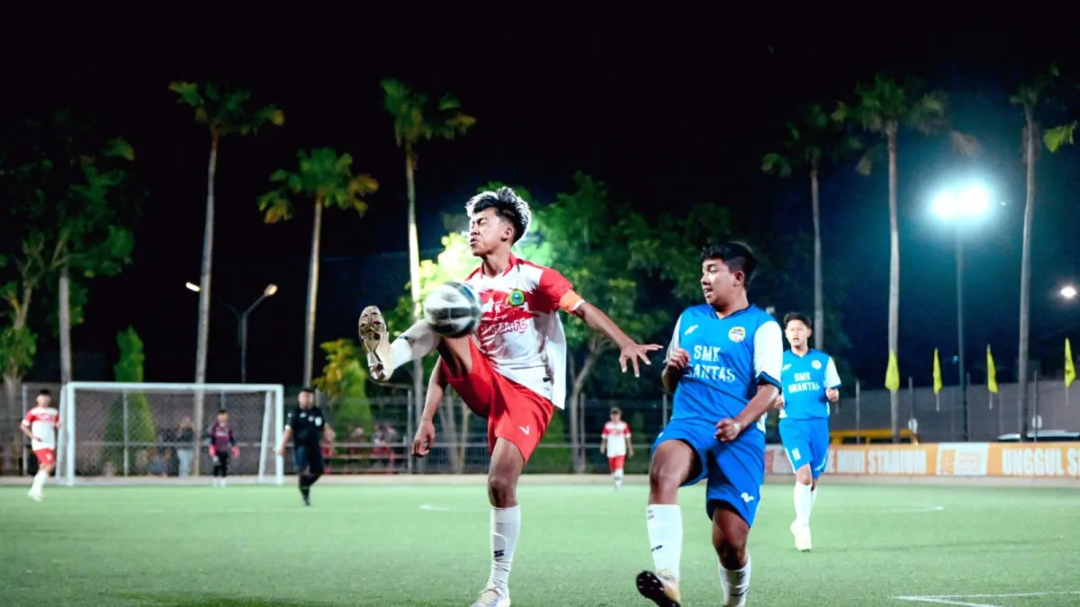 ENGGAN TERLENA: Kapten Smaneta Arif Rahmat (kiri) berusaha mengontrol bola dalam laga babak final Turnamen Bahlil Mini Soccer Asyik Menuju Puncak Zona Malang Raya di Unggul Sports Center, Selasa lalu (1/9). (Iwan Setiawan)