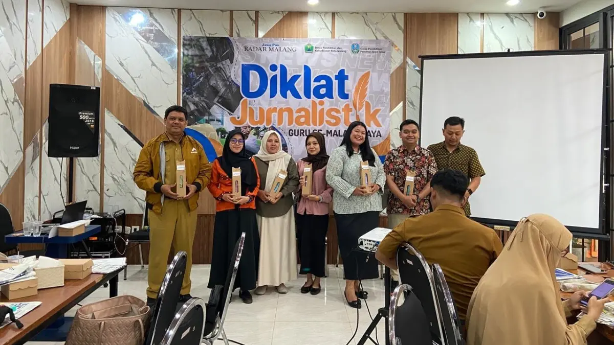KOMPAK : Kelompok Semangka menjadi yang penulis terbaik saat diklat jurnalistik guru SD/MI dari Kecama­tan Kedungkandang dan Blimbing.