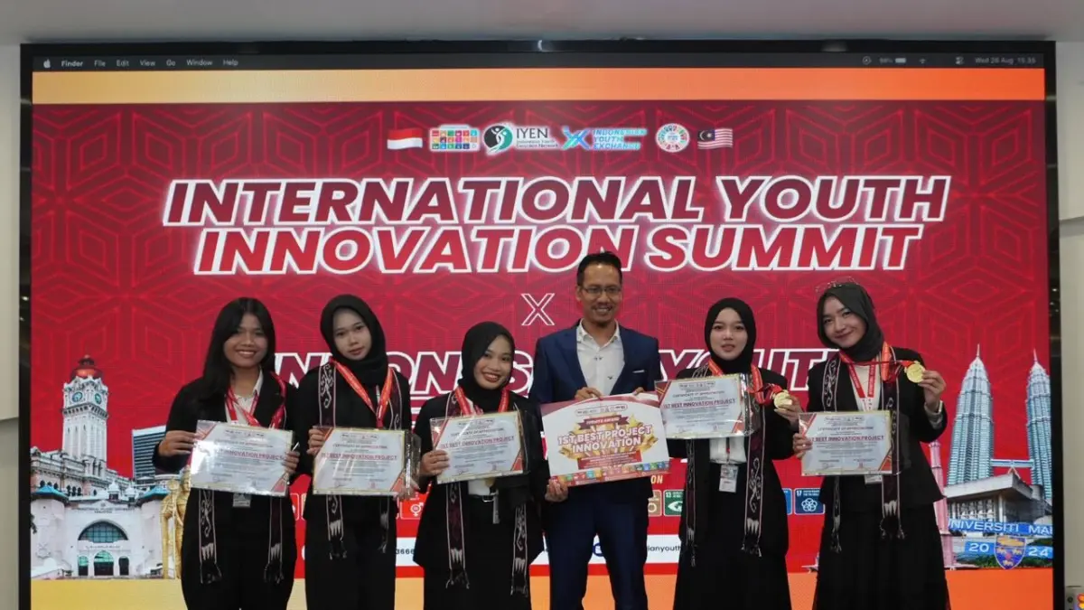 Mahasiswa Program Studi Desain Grafis Fakultas Vokasi Universitas Brawijaya, saat mendapat penghargaan dalam ajang International Youth Innovation Summit #25 x Indonesian Youth Exchange #8 Chapter Malaysia-Singapore 2026.