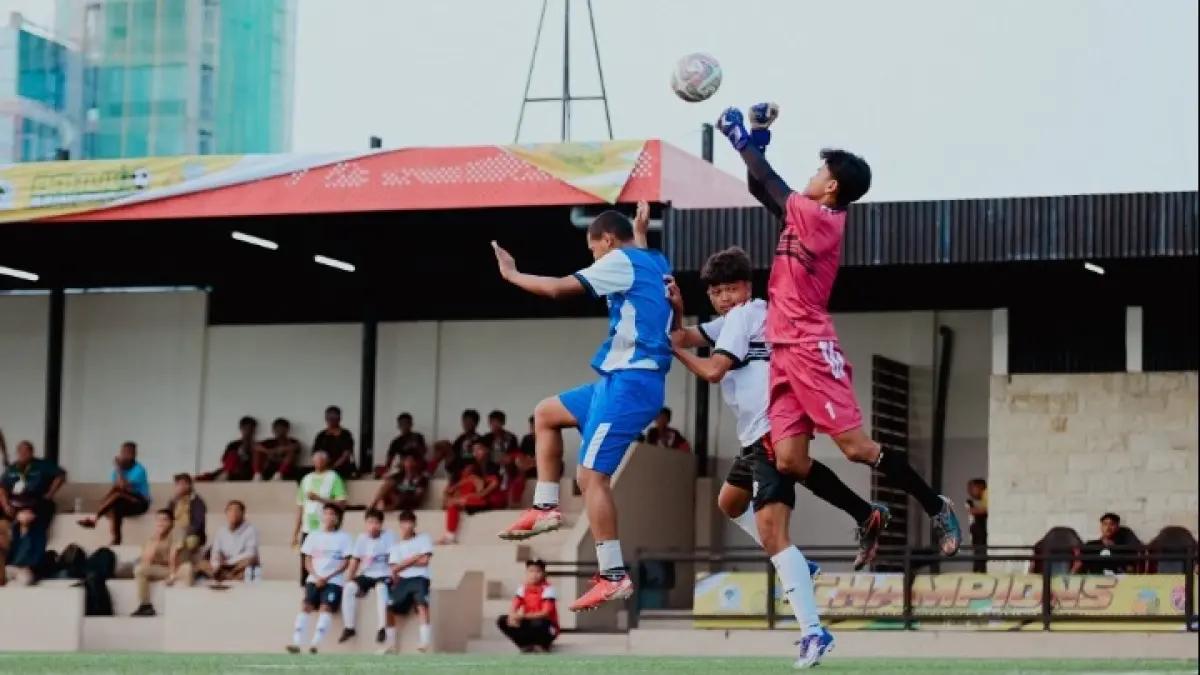MENIKMATI LAGA: Babak semifinal antara SMKN Brantas melawan SMAN 1 Gondanglegi di Abe Mini Stadium Unggul Sports Center, kemarin. Foto: Darmono / Radar Malang