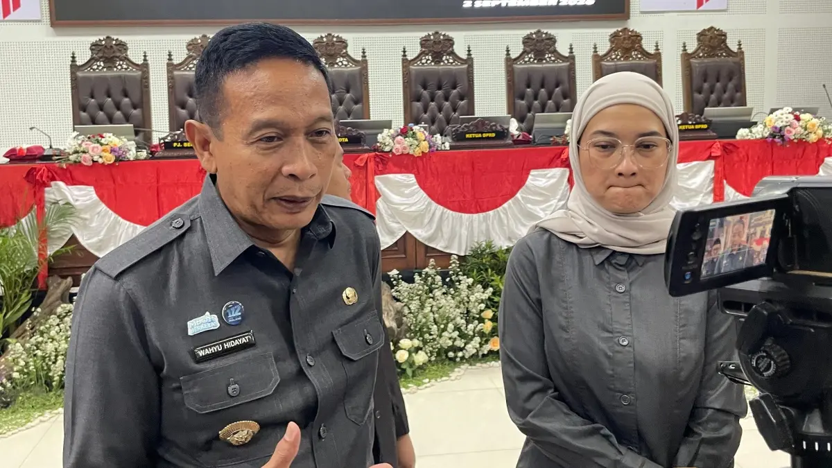 PASTIKAN SESUAI JADWAL: Wali Kota Malang Wahyu Hidayat memberi keterangan kepada awak media setelah rapat paripurna, kemarin siang. (Andika Satria Perdana/Radar Malang)