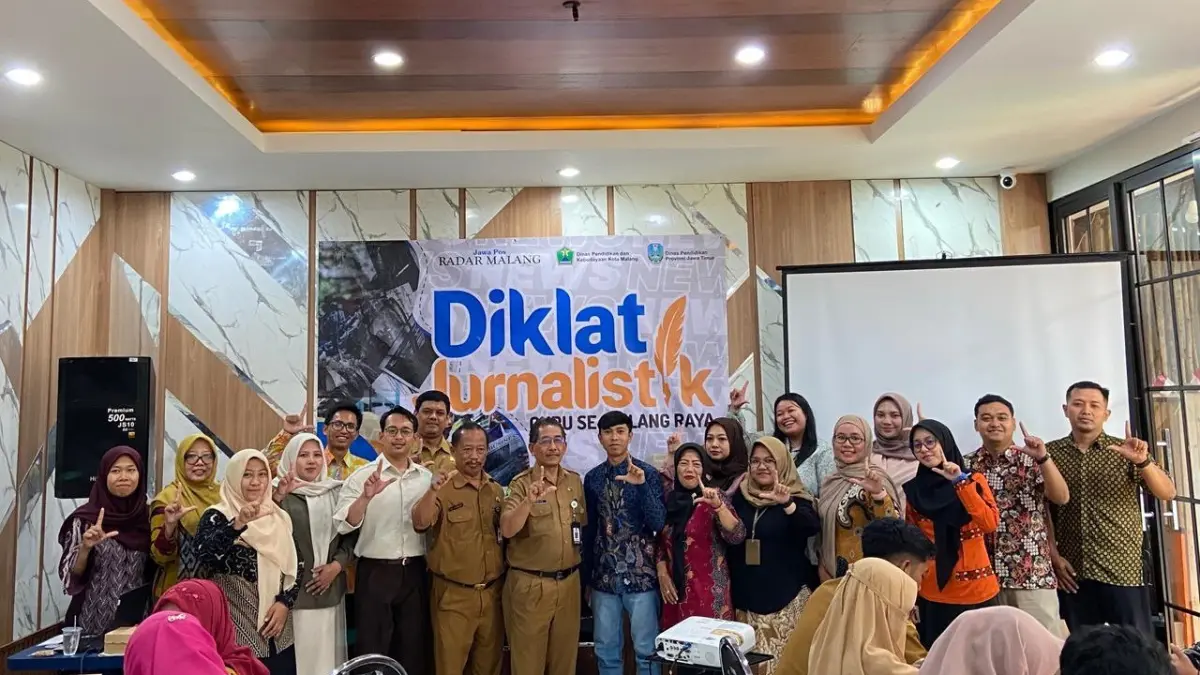 PERKUAT LITERASI : Para guru di Kecama­tan Kedungkandang dan Blimbing semangat membuat buku antologi perdana mereka di Ocean Garden Soe­ka­­r­­­no Hatta Malang.