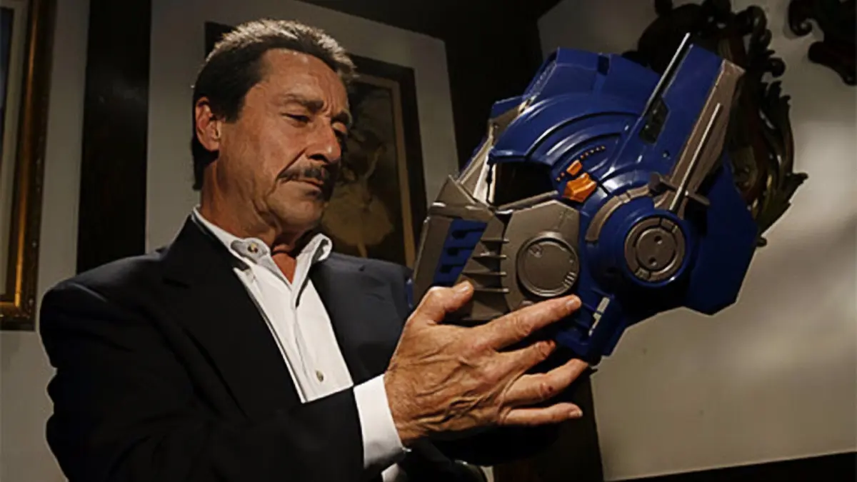 Peter Cullen dan karakter ikoniknya, Optimus Prime. (TFW2005)