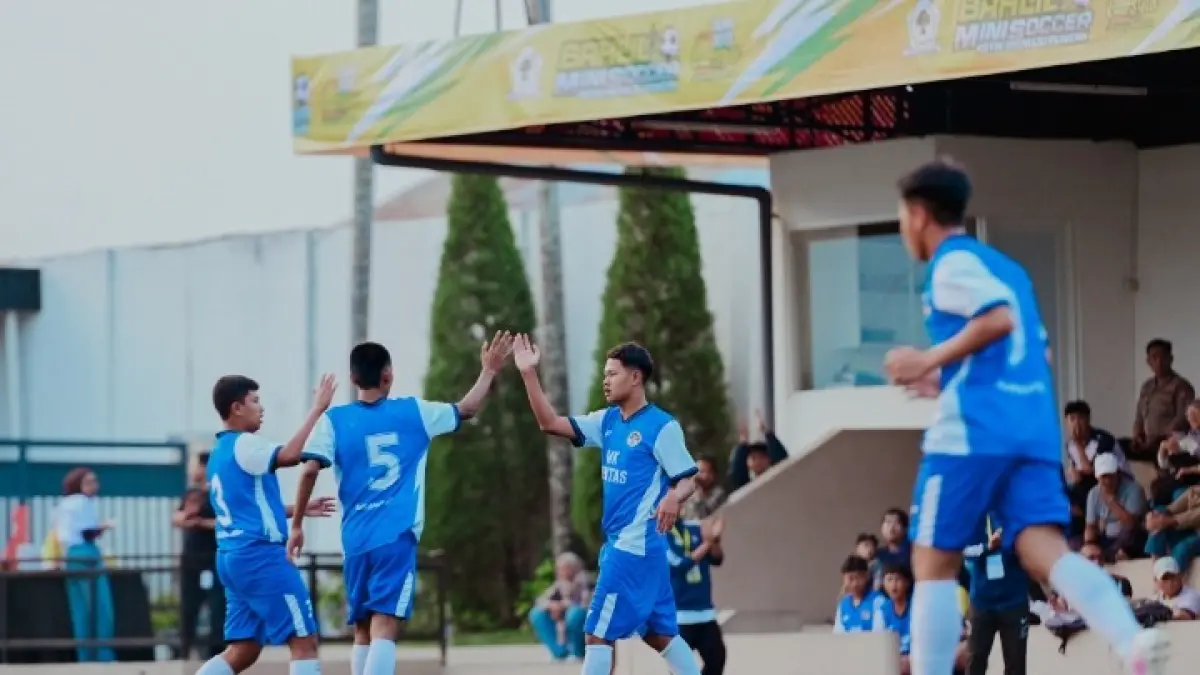 SELALU TERMOTIVASI: Pemain SMK Brantas merayakan gol ke gawang SMAN 1 Gondanglegi dalam laga babak semifinal Turnamen Bahlil Mini Soccer Asyik Menuju Puncak Zona Malang Raya.Foto: Iwan Setiawan for Radar Malang.