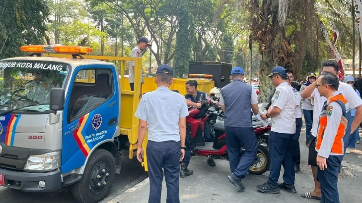 TEGAS: Penindakan parkir liar dilakukan Dishub Kota Malang di Jalan Veteran, Selasa lalu (1/9). (Dishub Kota Malang For Radar Malang)