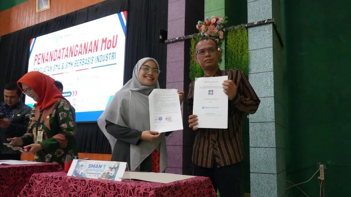 TERBAIK : Kepala SMAN 1 Gondanglegi Sugeng Harianto SPd MPd (kanan) menjadi salah satu SMA Negeri yang menandatangani MoU.