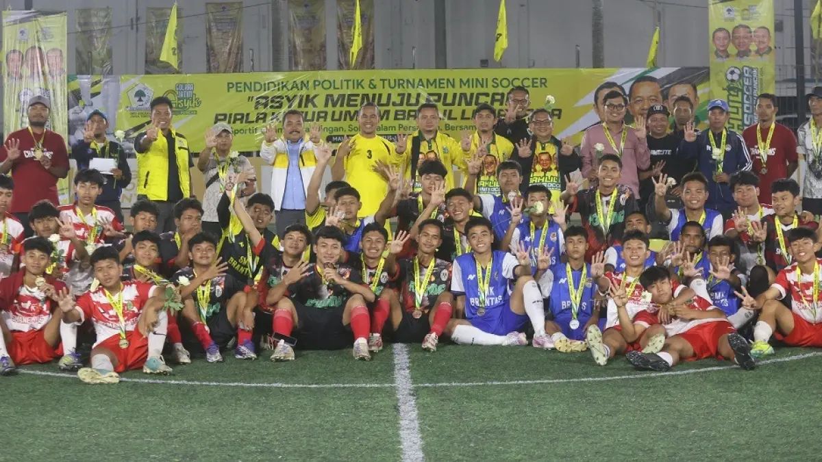 UTAMAKAN SPORTIVITAS: Pemain dari tiga tim teratas Turnamen Bahlil Mini Soccer Asyik Menuju Puncak Zona Malang foto bersama pengurus DPD Partai Golkar di Malang Raya dan DPD Partai Golkar Jatim, Selasa malam (1/9). Zona Madiun bakal dimulai hari ini (3/9) di Gontor Mini Soccer, Ponorogo. (DARMONO/RADAR MALANG)