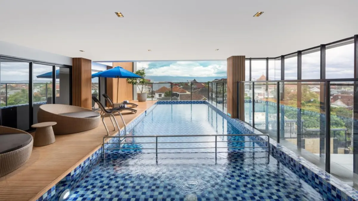 Area kolam renang Aston Malang Hotel & Conference Center. (Instagram/@astonmalang)
