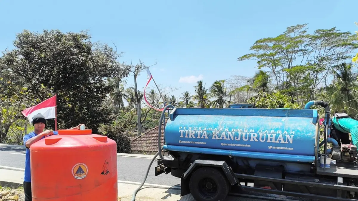 Distribusi air bersih di desa kekeringan