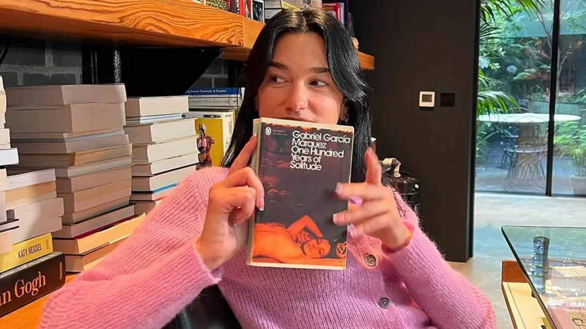 Dua Lipa dengan buku pilihannya. (People.com)