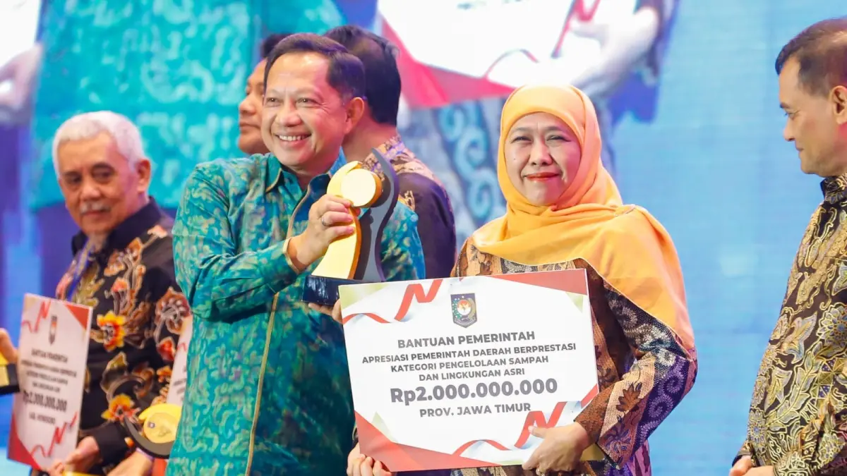 Gubernur Jawa Timur Khofifah Indar Parawansa menerima penghaegaan dalam acara di Bali Nusa Dua Convention Center, Badung, Bali, Jumat (28/8) malam.