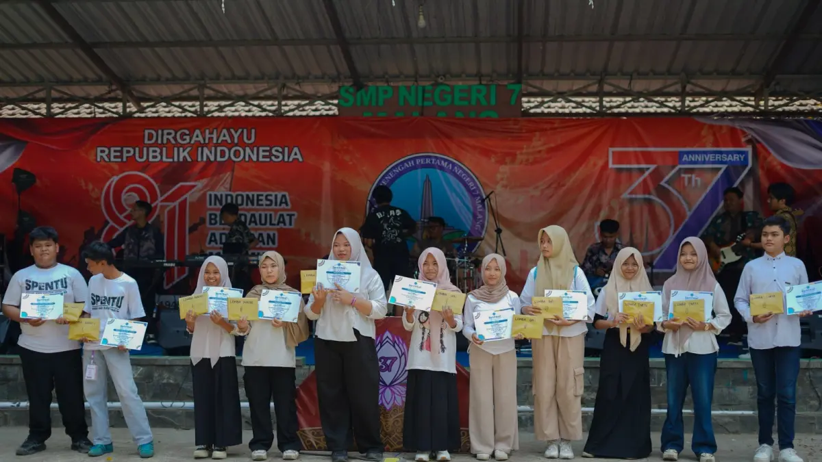 JAWARA : Seluruh siswa pemenang lomba Hari Kemerdekaan RI ke-81 di SMP Negeri 7 Malang.