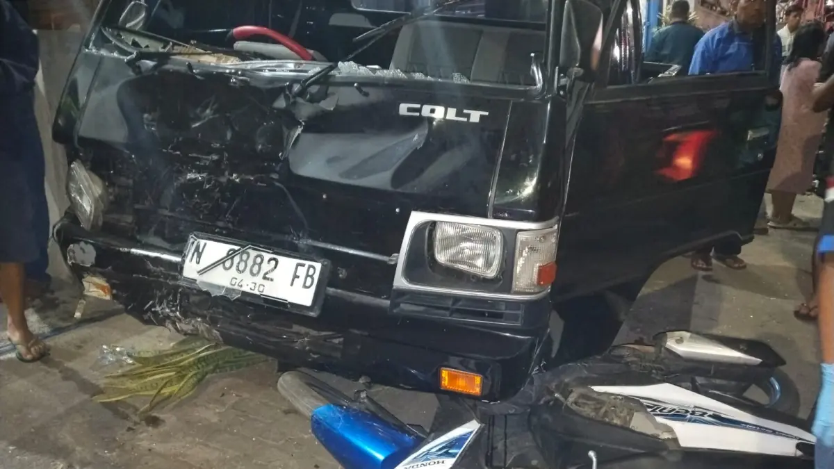 Kondisi pikap dan sepeda motor yang terlibat kecelakaan di Karangploso, Malang, Rabu (2/9). (Satlantas Polres Malang)
