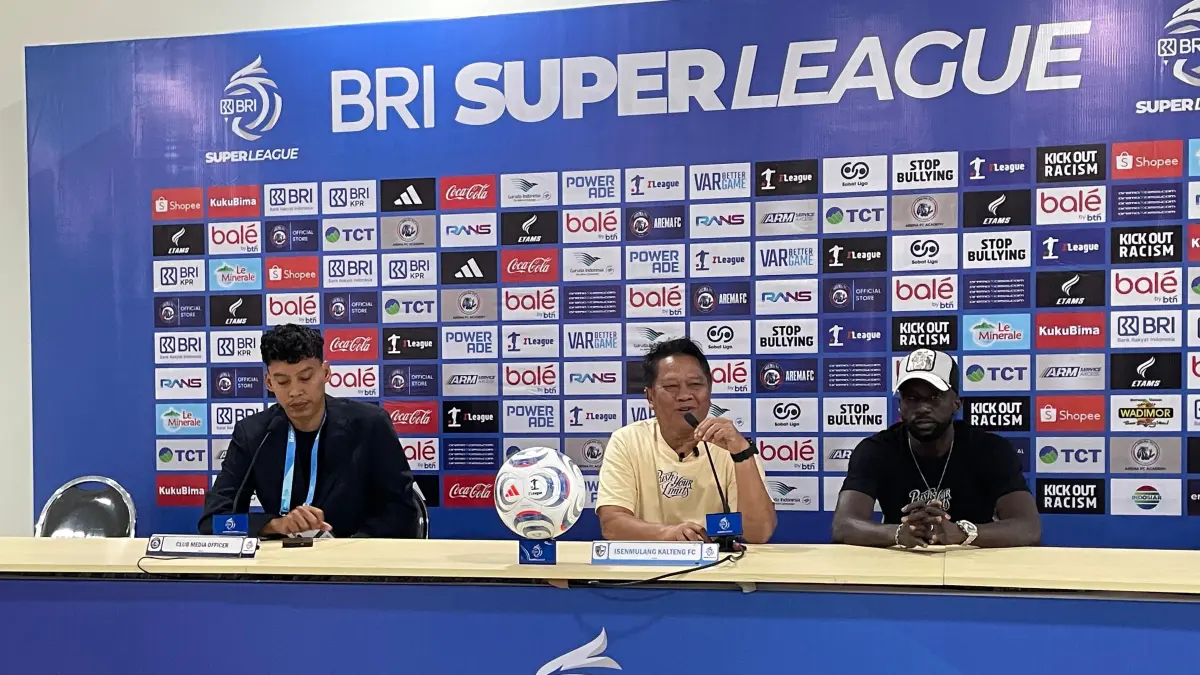 Makan Konate (kanan) dan Pelatih Kepala Isenmulang Kalteng FC Mundari Karya (tengah) dalam sesi press conference pre match, siang tadi (3/9). (M. Affan Fauzan/Radar Malang)