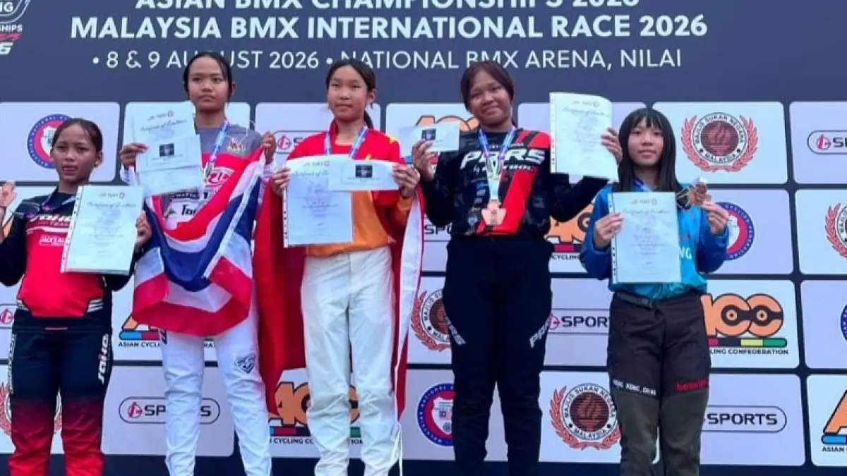 Maulidya Ruby Azzahra (baju hitam) meraih medali perunggu dalam Asian BMX Championship. (Dokumen Maulidya Ruby Azzahra)