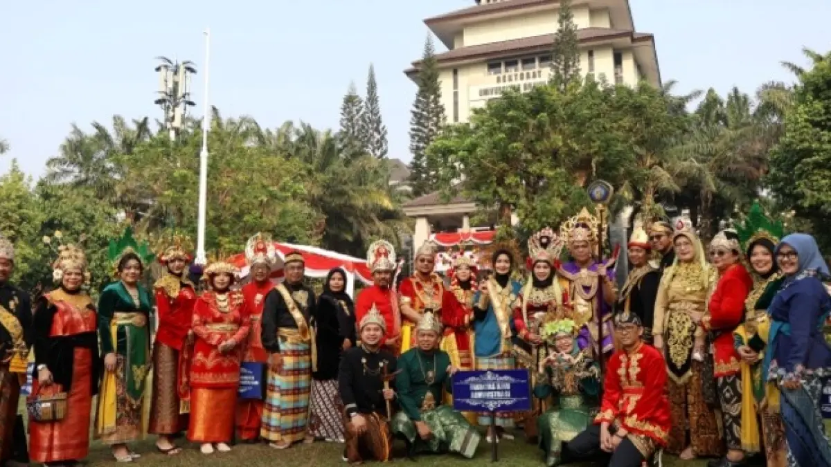 MERIAH: Parade yang melibatkan berbagai fakultas dan unit kerja di lingkungan UB sebelum dilanjutkan ke upacara utama.