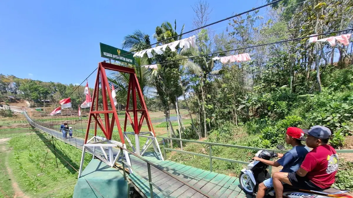 Pengendara melintasi Jembatan Garuda Termangu yang menghubungkan Desa Ternyang dengan Mangunrejo kemarin (2/9). (Biyan Mudzaky Hanindito/Radar Malang)