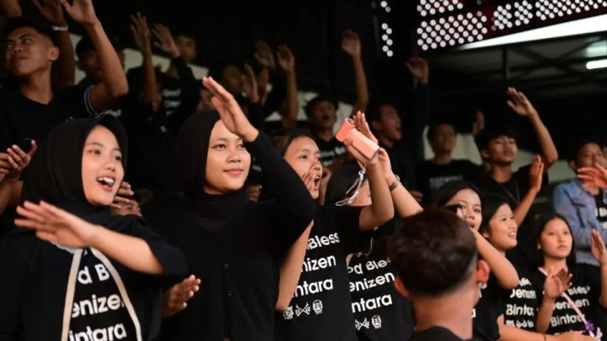 SEMANGAT: Pendukung SMKN 1 Turen. Foto: Iwan Setiawan for Radar Malang
