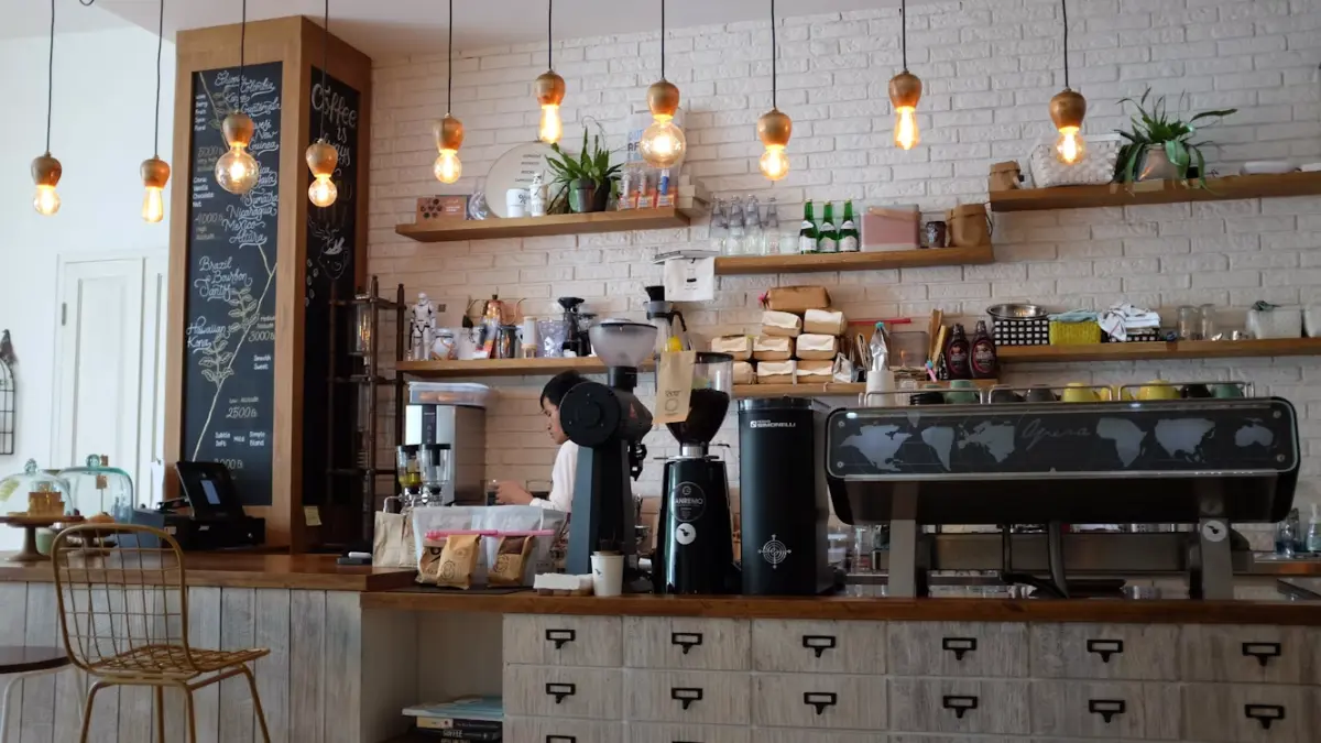 Tren cafe hopping mulai menjadi bagian dari gaya hidup anak muda. Sumber: unsplash.com
