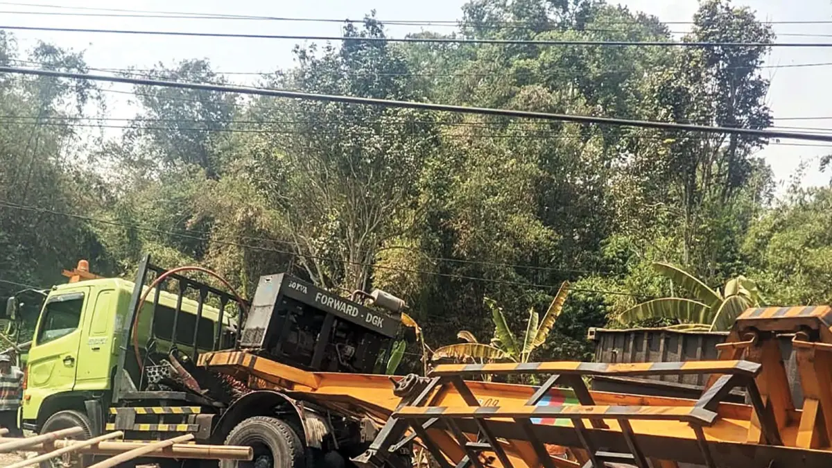 Truk terguling di Poncokusumo, Kabupaten Malang