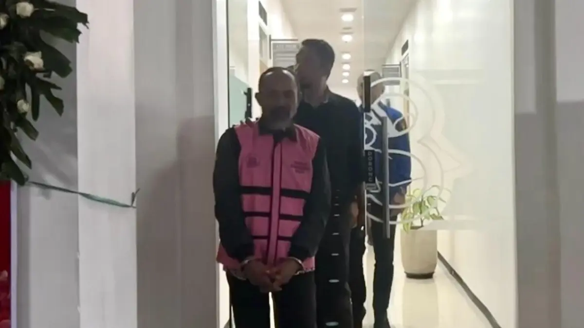 Agus Suyadi mengenakan rompi pink setelah dinyatakan tersangka korupsi jual beli lapak Pasar Induk Among Tani. (Istimewa)
